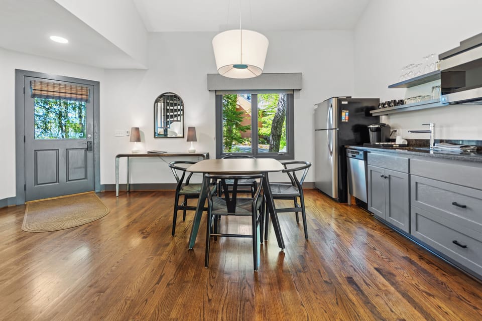 Family Cottage | Blackout drapes, soundproofing, free WiFi