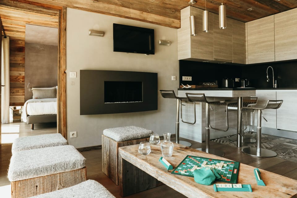 Suite (Vue Mont Blanc) | Living area | 32-inch flat-screen TV with digital channels, TV, books