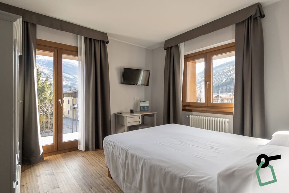 Double Room, Balcony | In-room safe, cribs/infant beds, free WiFi, bed sheets