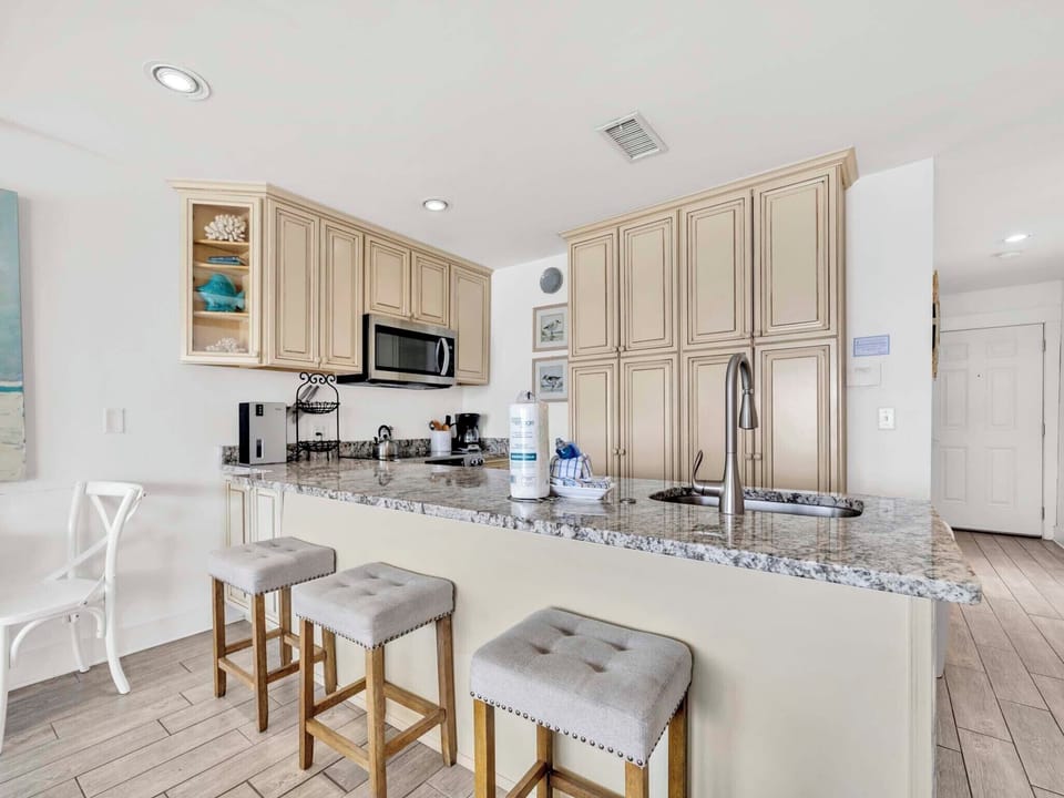 Eat-in kitchen bar seating