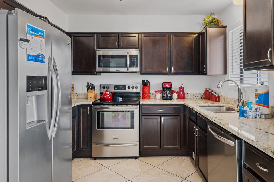 No need to eat out every night. This well stocked kitchen has everything you need to cook and enjoy meals right at home.
