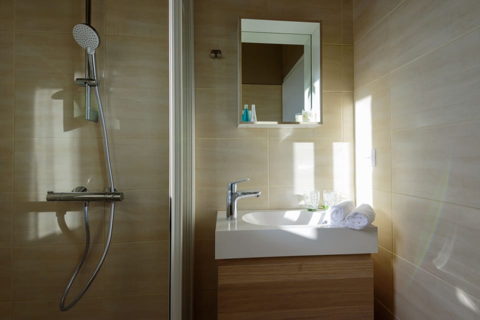 Classic Duplex, 2 Bathrooms, Garden View | Bathroom | Free toiletries, hair dryer, towels