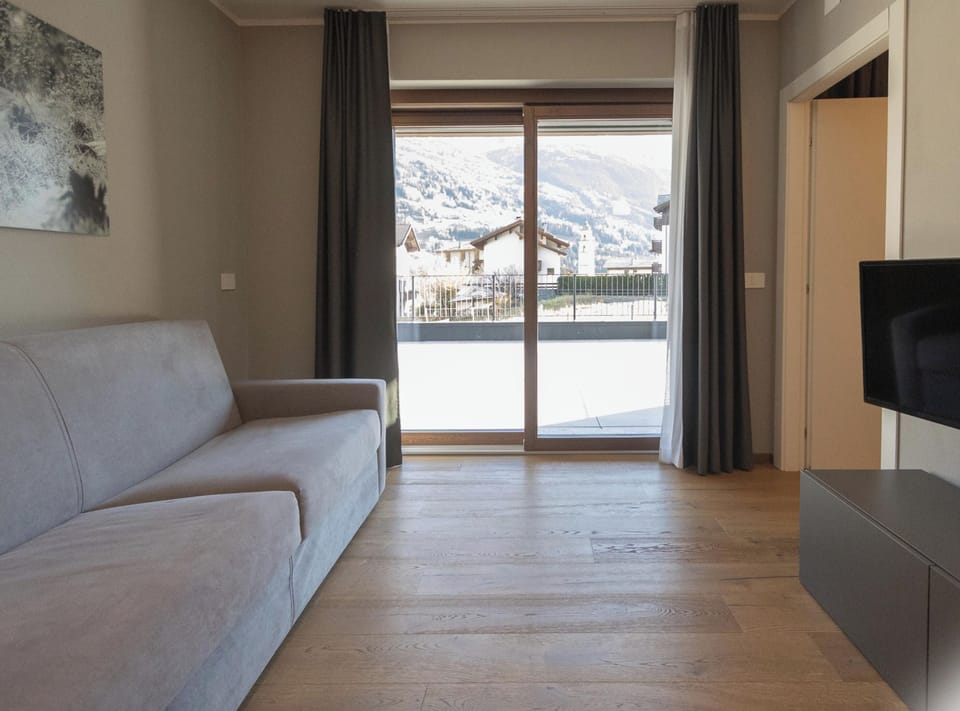 Apartment, Balcony | Living area | 32-inch Smart TV with cable channels