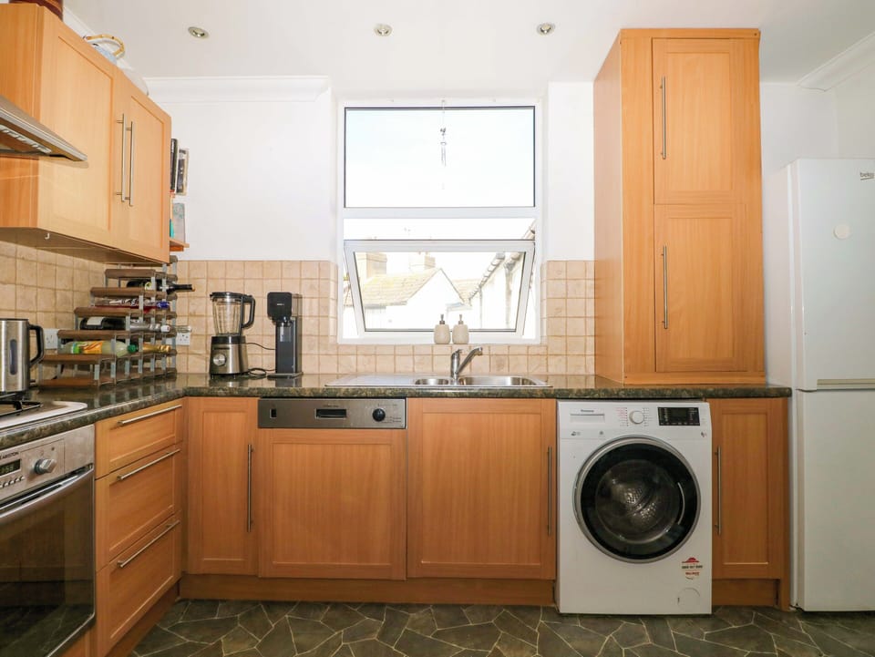 Fridge, dishwasher, toaster, cookware/dishes/utensils