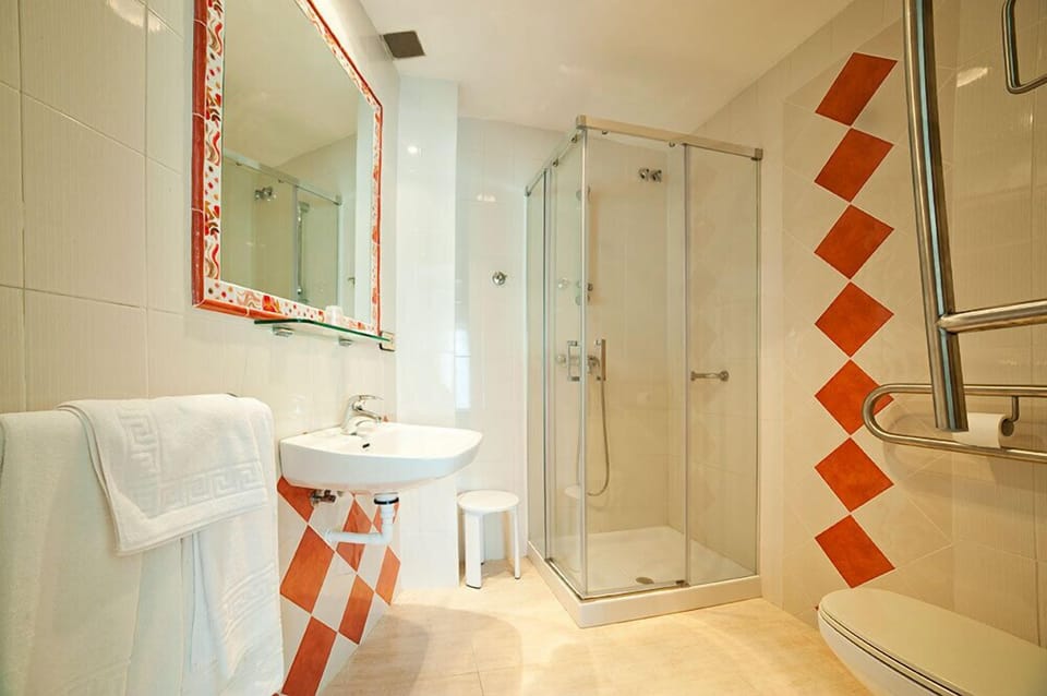 Combined shower/tub, free toiletries, hair dryer, bidet