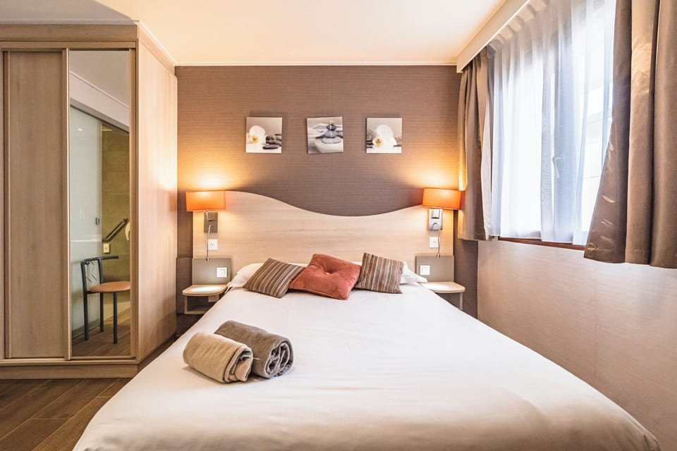 Double Room | Minibar, in-room safe, desk, soundproofing