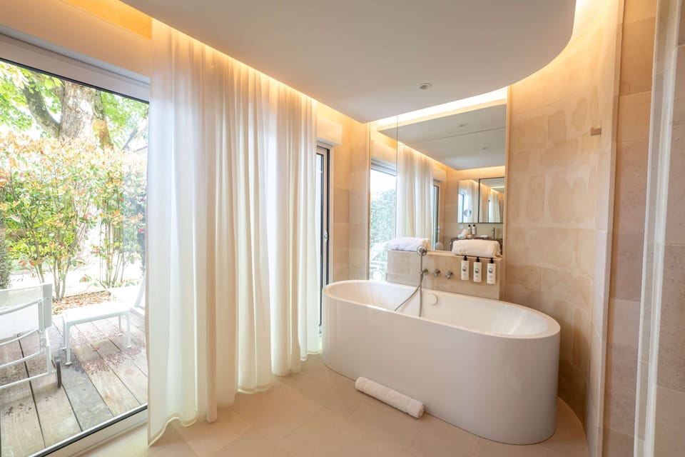 Suite avec Terrasse | Bathroom | Separate tub and shower, free toiletries, hair dryer, bathrobes
