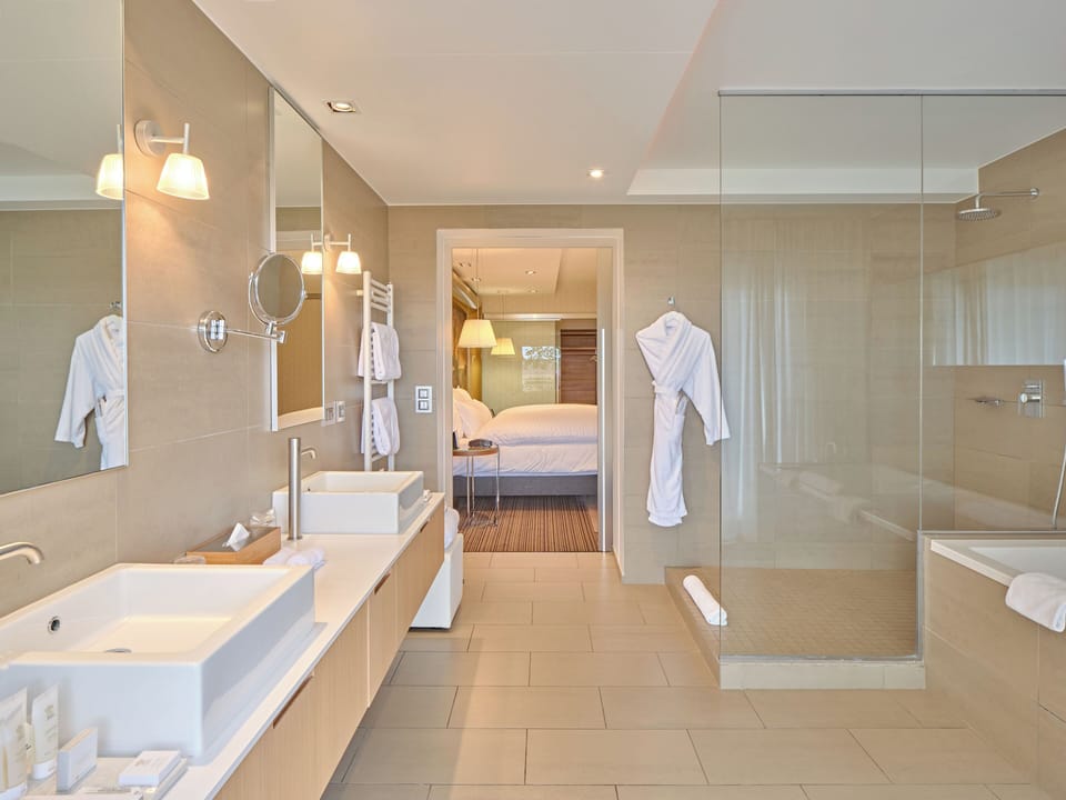Junior Suite (Vue Voisin) | Bathroom | Separate tub and shower, free toiletries, hair dryer, bathrobes