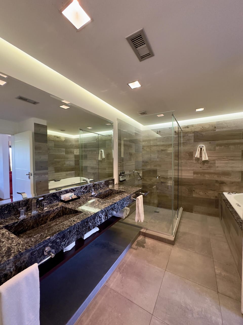 Presidential Suite, Balcony, Mountain View | Bathroom | Free toiletries, hair dryer, bidet, towels