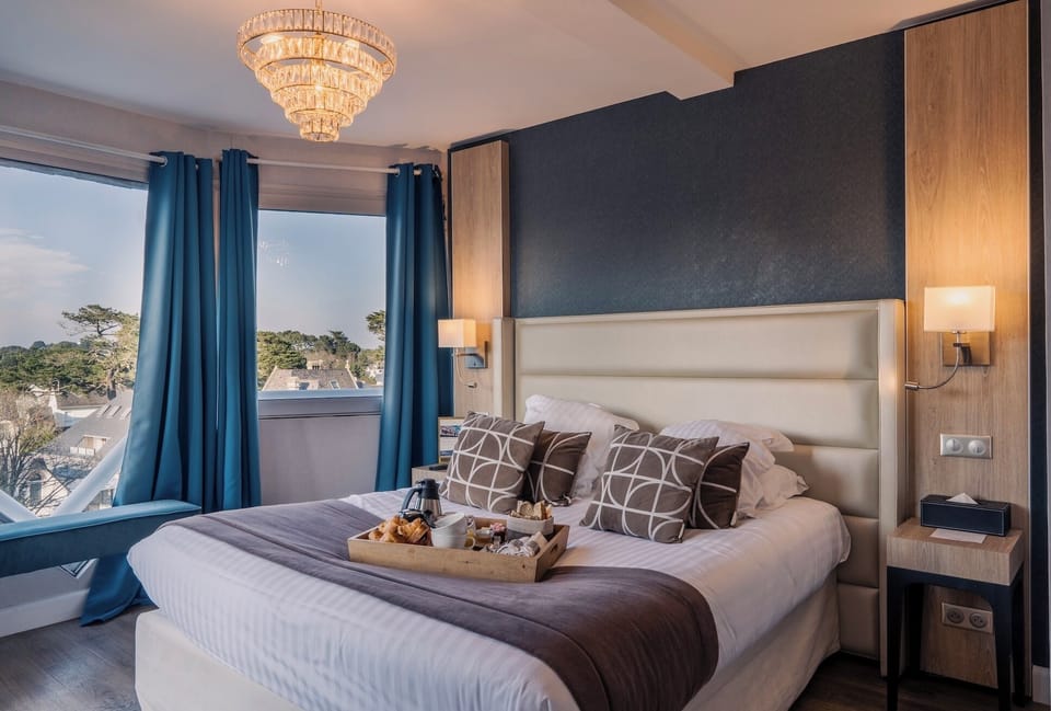 Junior Room | Minibar, in-room safe, soundproofing, iron/ironing board (on request)