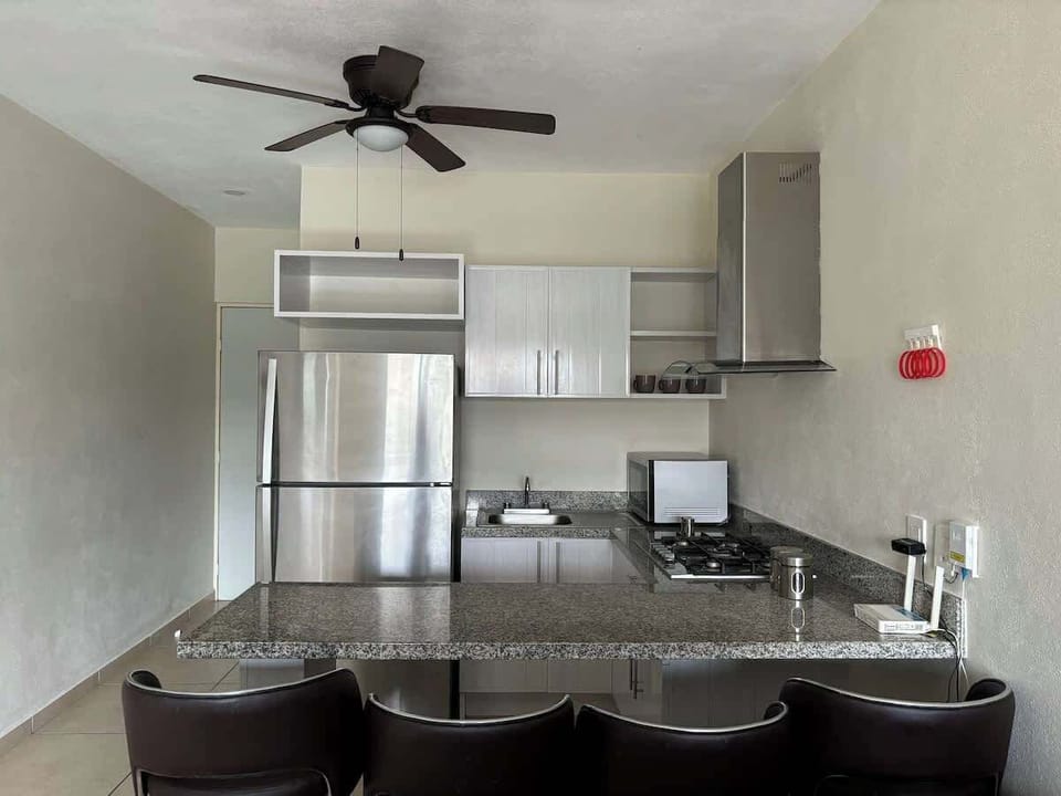 4-seater breakfast bar!