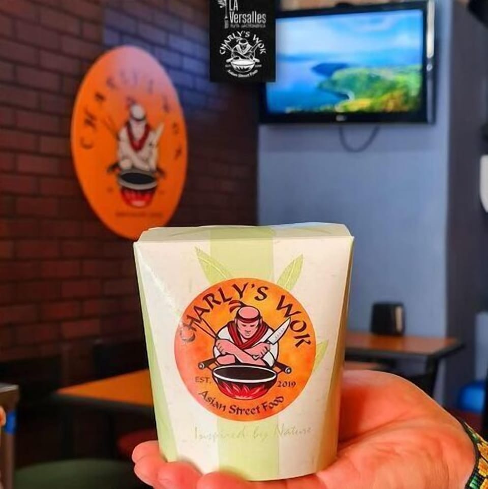 Love Wok? You will love Charly's Wok @ La Versalles.  Just 8 min walk  ****  Te gusta el Wok? Amarán Charly's Wok en La Versalles. Sólo a 8 min caminando.