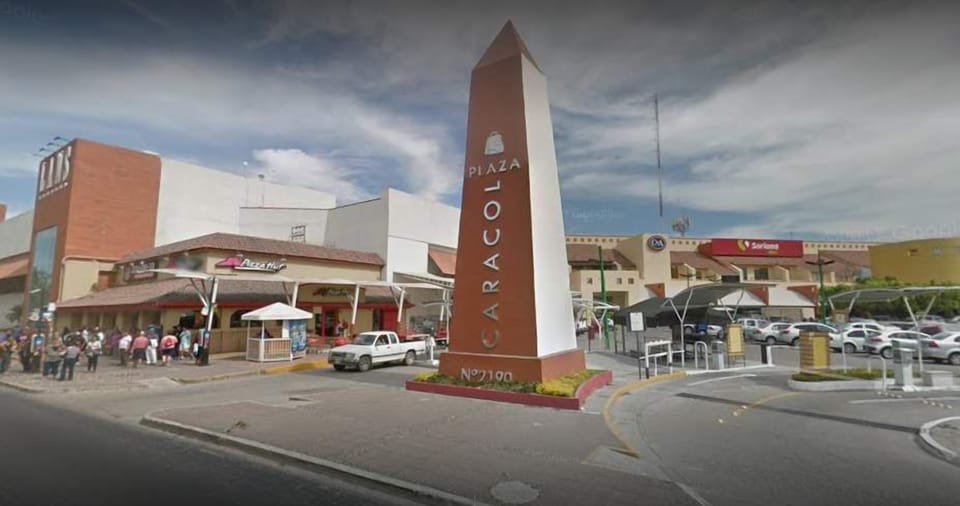 5 min walk to Plaza Caracol, a traditional shopping center full of shops, money exchange and Soriana grocery store