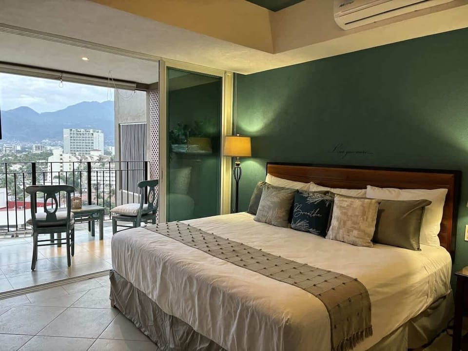The main room has a wonderful king bed, private balcony with mountain view, TV, A/C... just perfect for a total relaxation. 