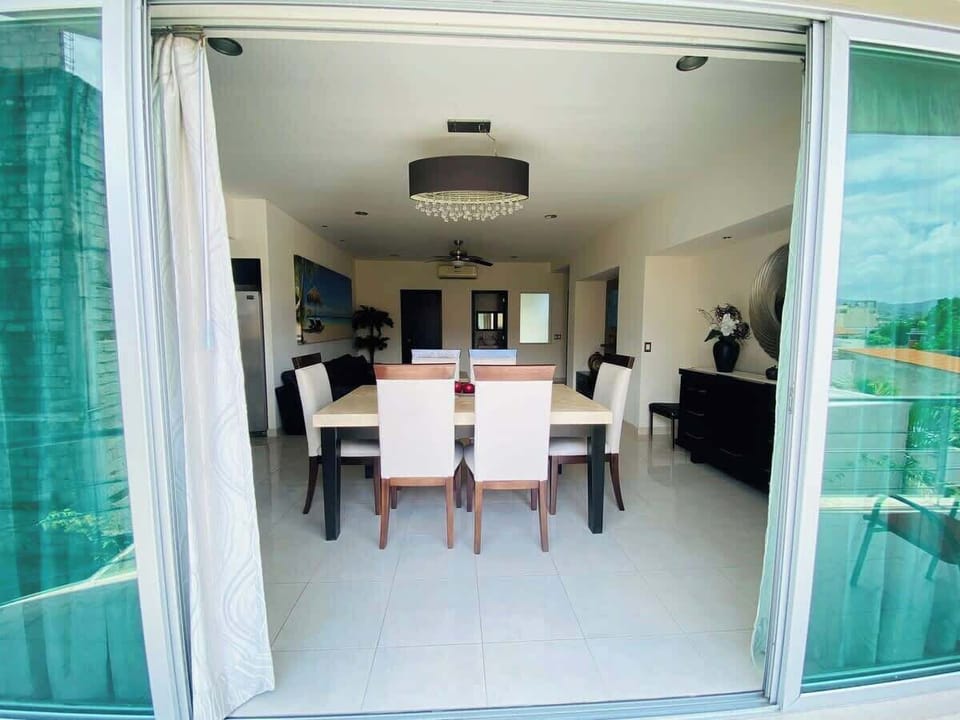 Wall-to-wall sliding glass doors for an indoor/outdoor flow