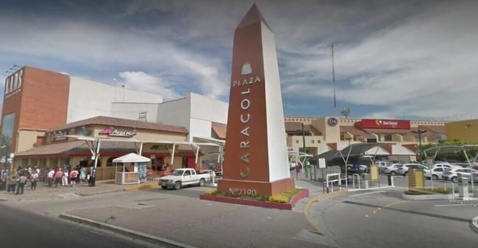 5 min walk to Plaza Caracol, a traditional shopping center full of shops, money exchange and Soriana grocery store