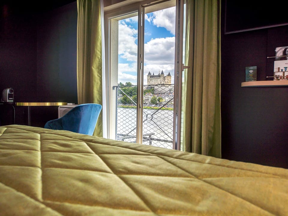 Premium bedding, in-room safe, desk, blackout drapes