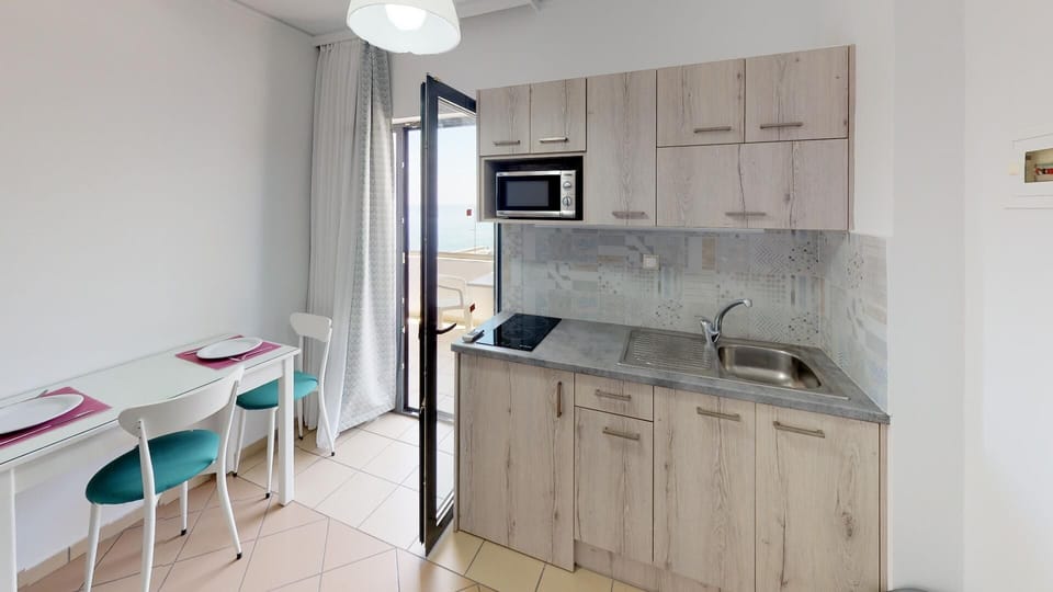 Grand Apartment | Private kitchenette | Fridge, stovetop, coffee/tea maker, electric kettle