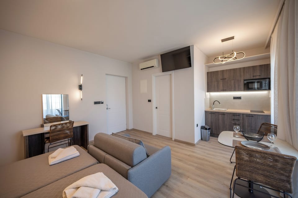 Deluxe Studio, Pool View | 1 bedroom, in-room safe, soundproofing, iron/ironing board