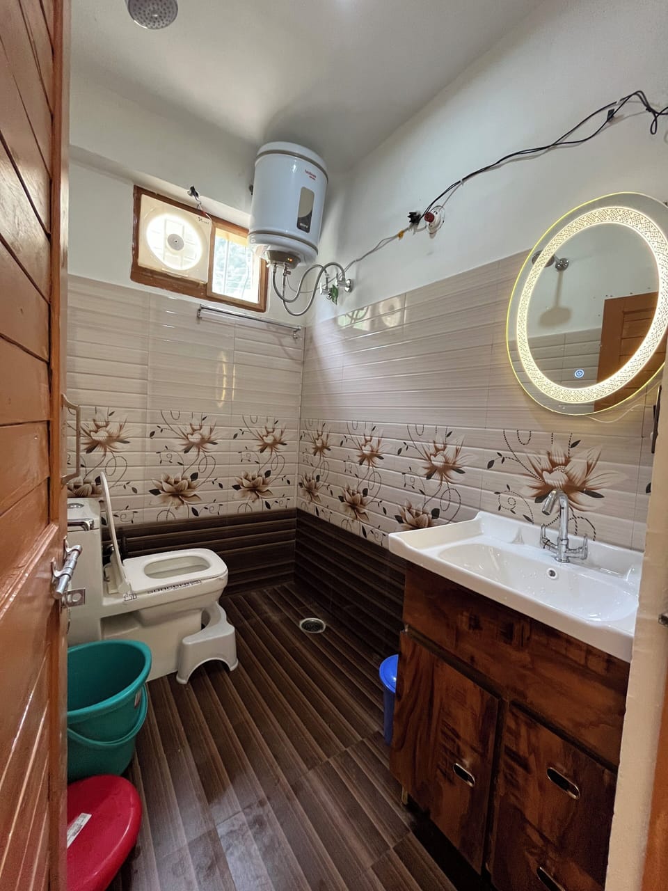 Deluxe Double Room, Balcony, Hill View | Bathroom | Shower, free toiletries, slippers, bidet
