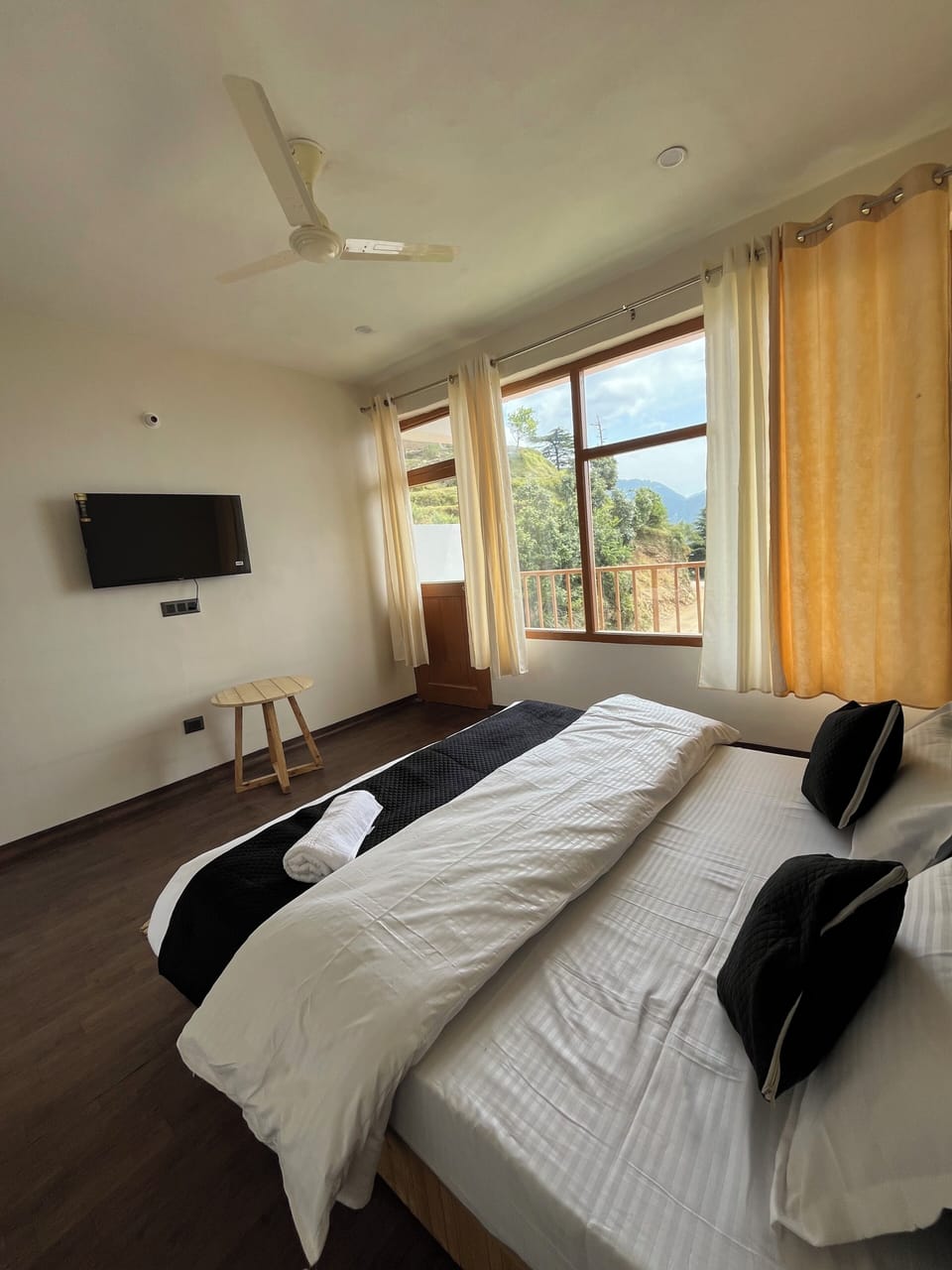 Deluxe Double Room, Balcony, Hill View | Desk, soundproofing, free WiFi, bed sheets