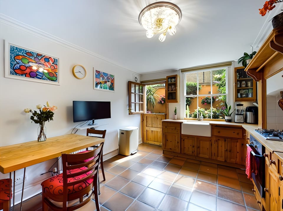 House | 1 bedroom, desk