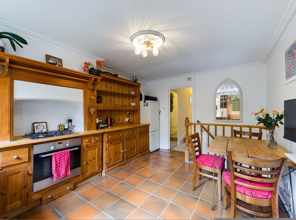 House | 1 bedroom, desk