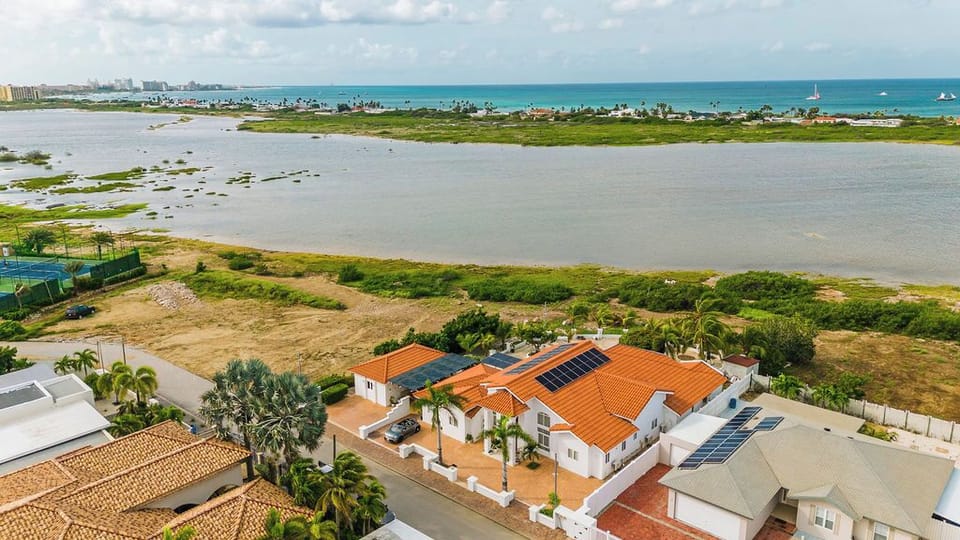 Just minutes from Aruba’s best beaches, golf courses, restaurants, and resorts—everything you need within easy reach.
