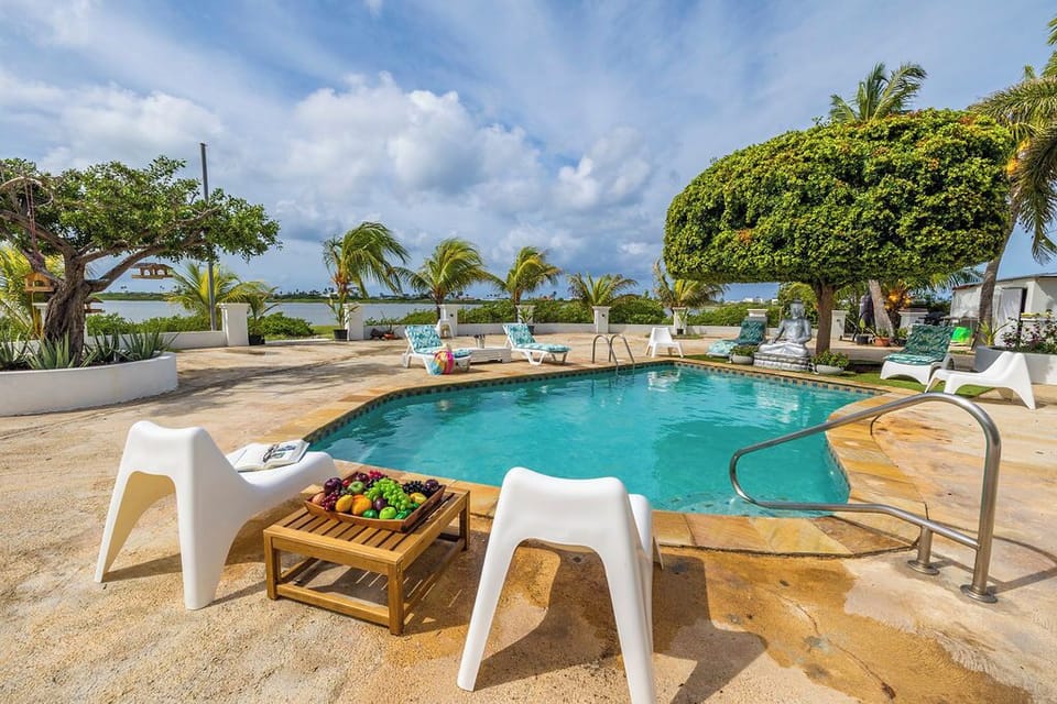 Cool off in the sparkling shared pool—ideal for soaking up the sun or unwinding after a beach day.