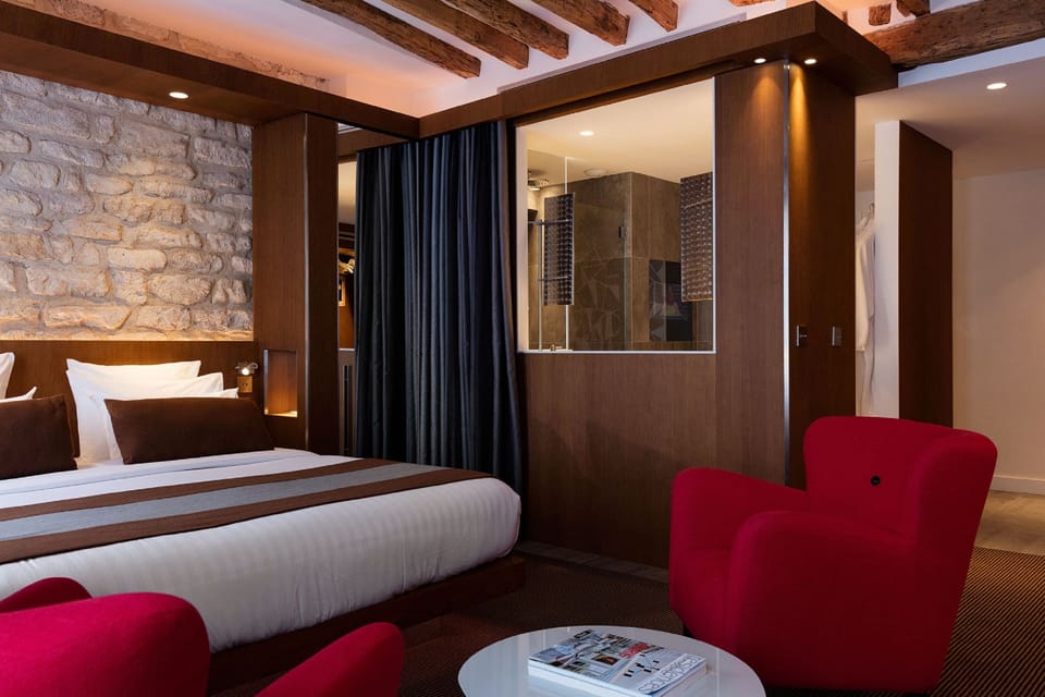Junior Suite (Executive) | Minibar, in-room safe, soundproofing, iron/ironing board