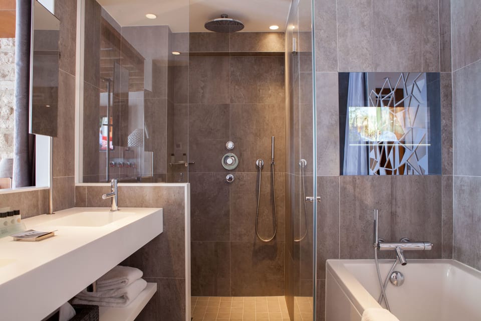 Junior Suite (Executive) | Bathroom | Hair dryer, bathrobes, slippers, towels