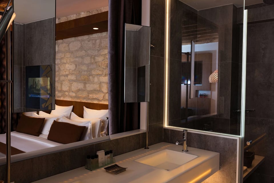 Junior Suite (Executive) | Minibar, in-room safe, soundproofing, iron/ironing board
