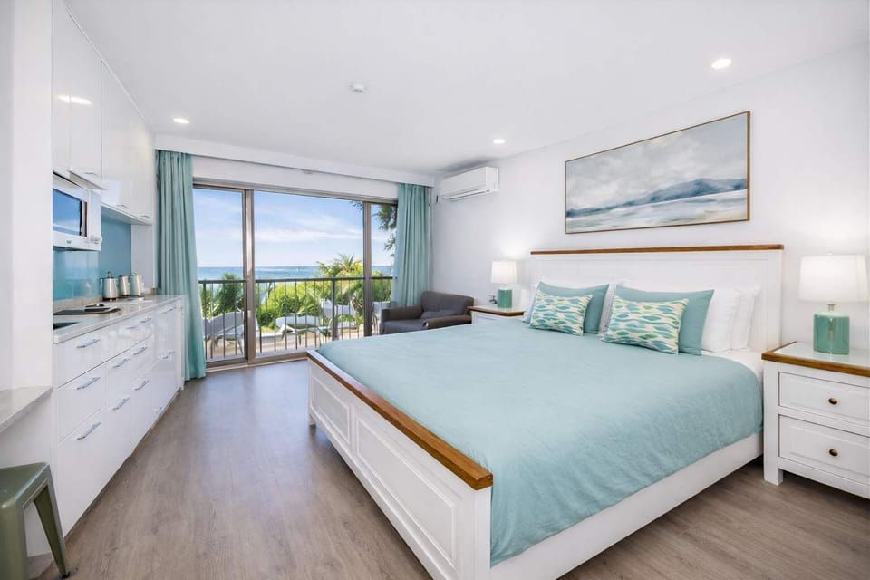 Bright coastal studio with queen bed, premium linen and air-conditioning