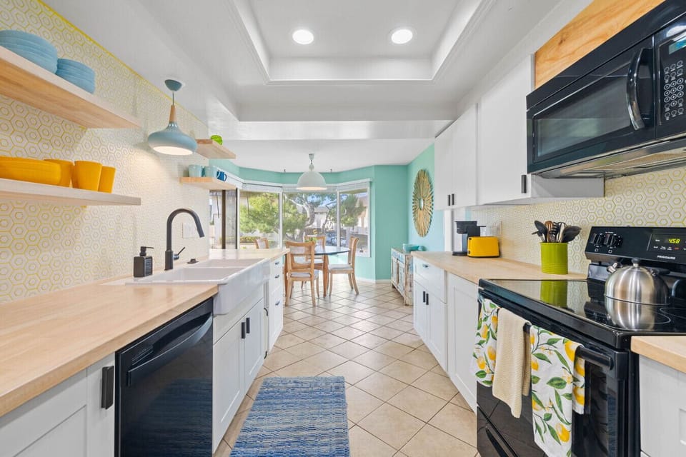 Cozy meets colorful in this beachy kitchen 💛🍽️