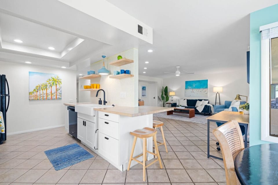 Cozy meets colorful in this beachy kitchen 💛🍽️