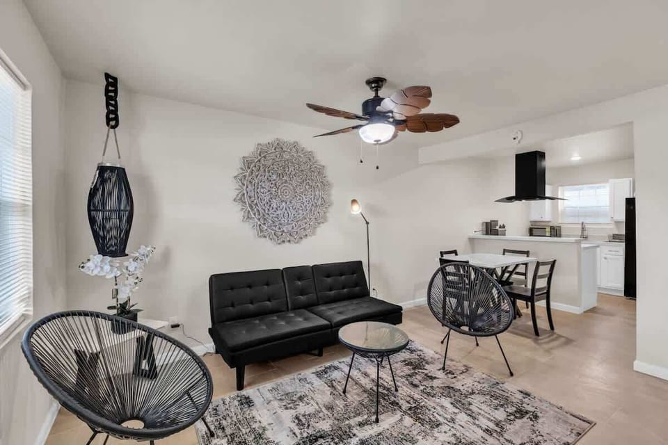 08_7228_Stewart_Rd_Galveston_TX_77551_USA-Living_room-_DM41747