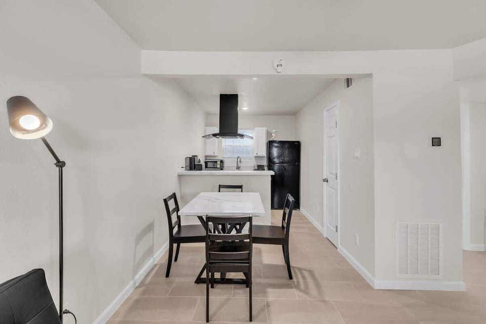 18_7228_Stewart_Rd_Galveston_TX_77551_USA-Dining_room-_DM41811