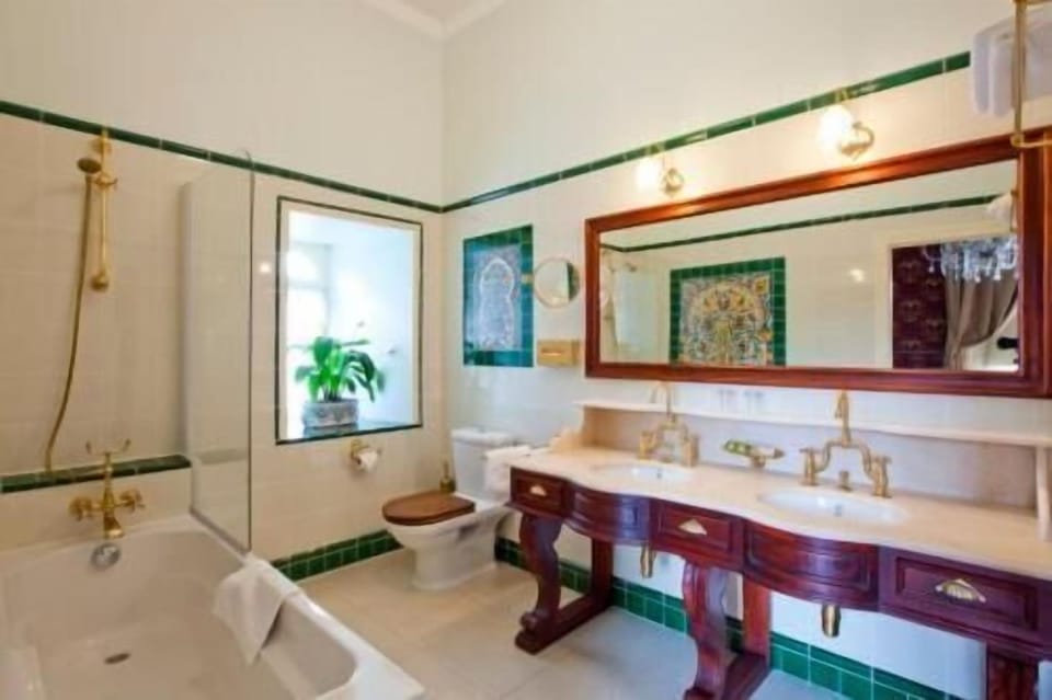 Combined shower/tub, free toiletries, hair dryer, towels
