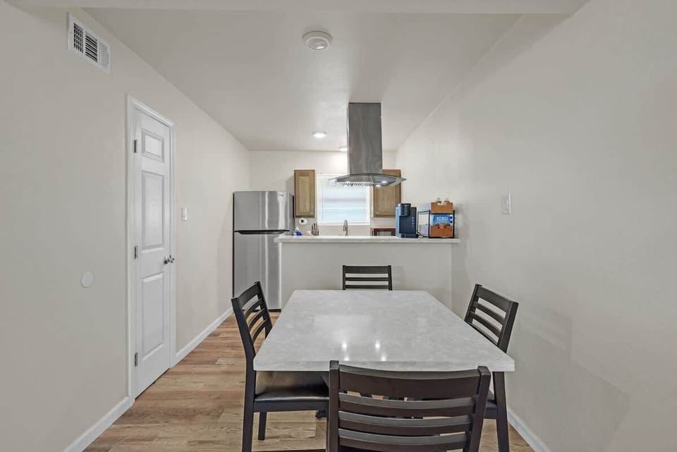 7228_Stewart_Rd_Galveston_TX_77551_USA-Dining_room-_DSC4666