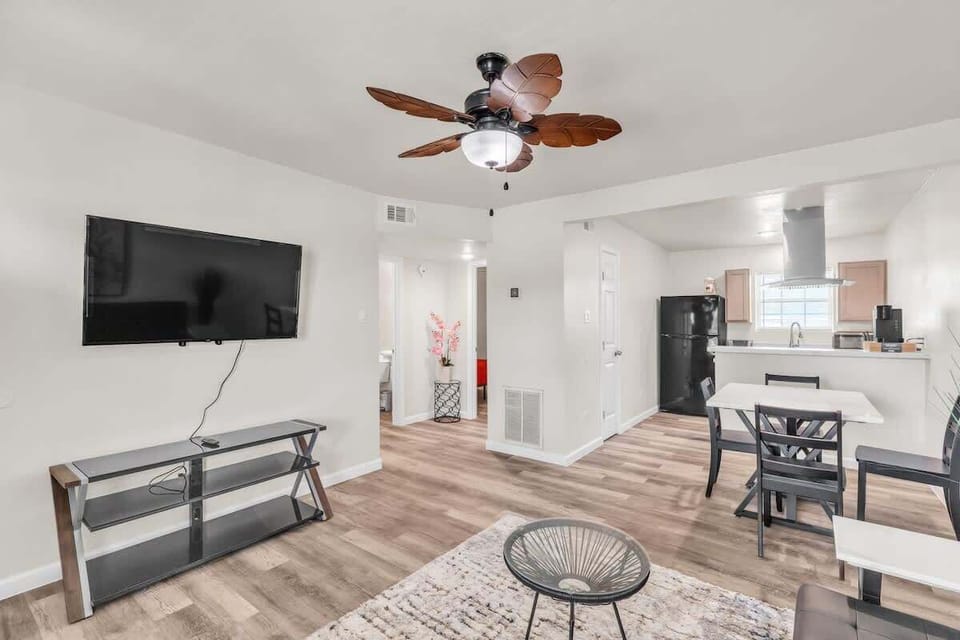 07_7228_Stewart_Rd_Galveston_TX_77551_USA-Living_room-_DM41951