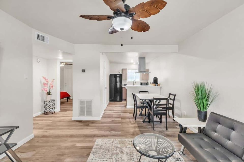 13_7228_Stewart_Rd_Galveston_TX_77551_USA-Living_room-_DM42008