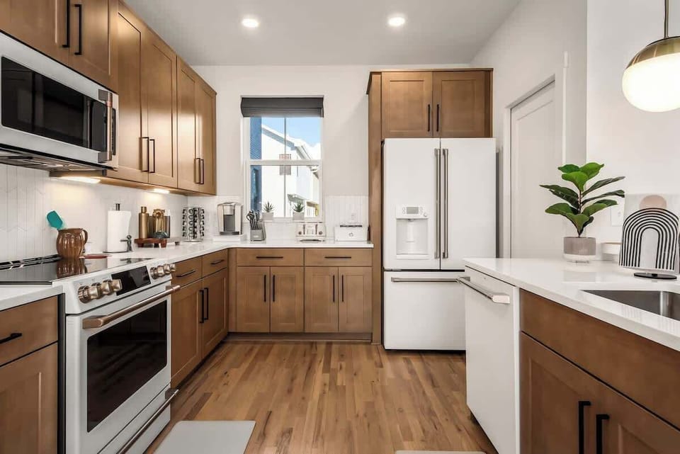 Fully-stocked kitchen! 