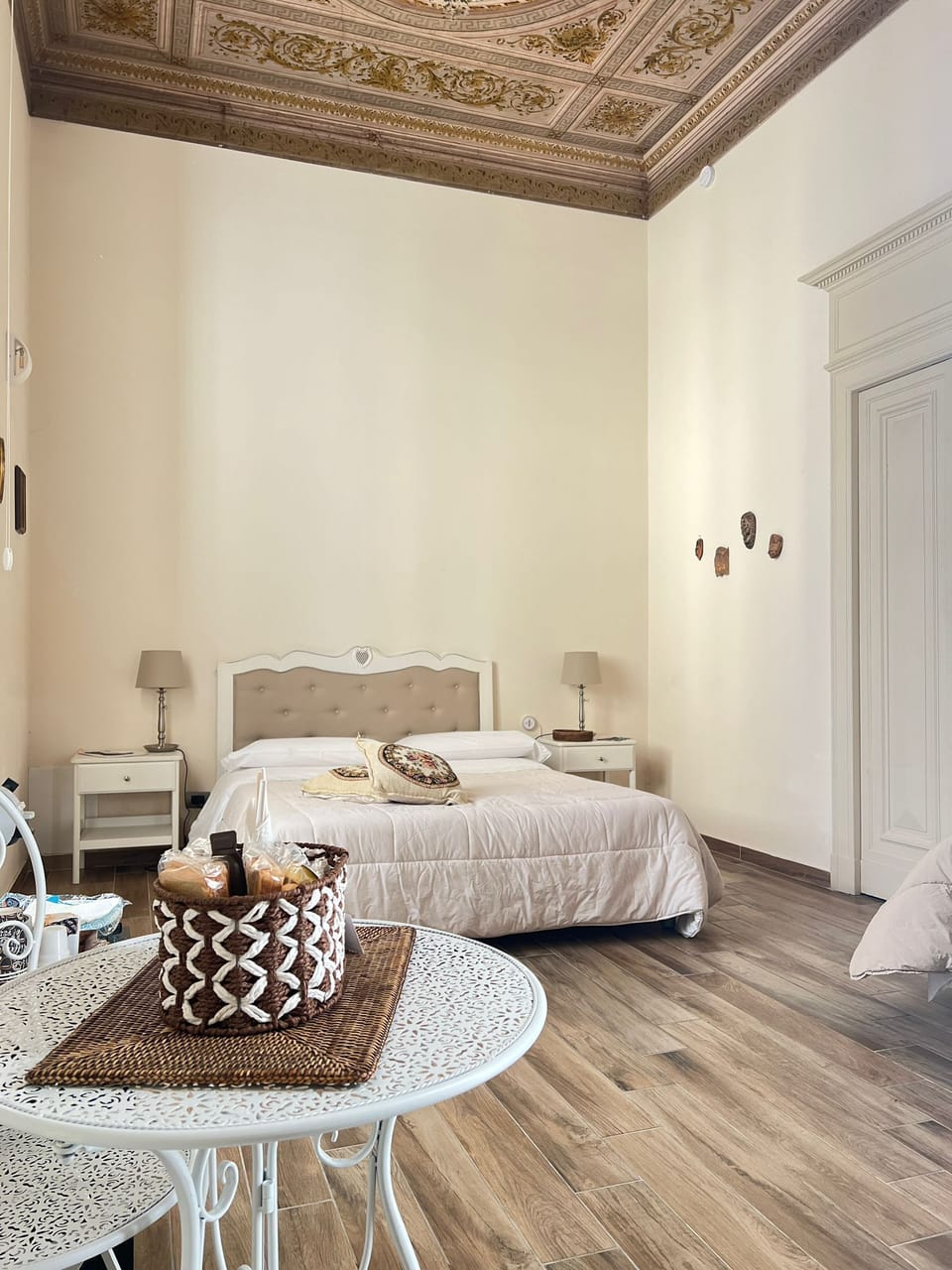 Standard Double Room, Courtyard View | In-room dining