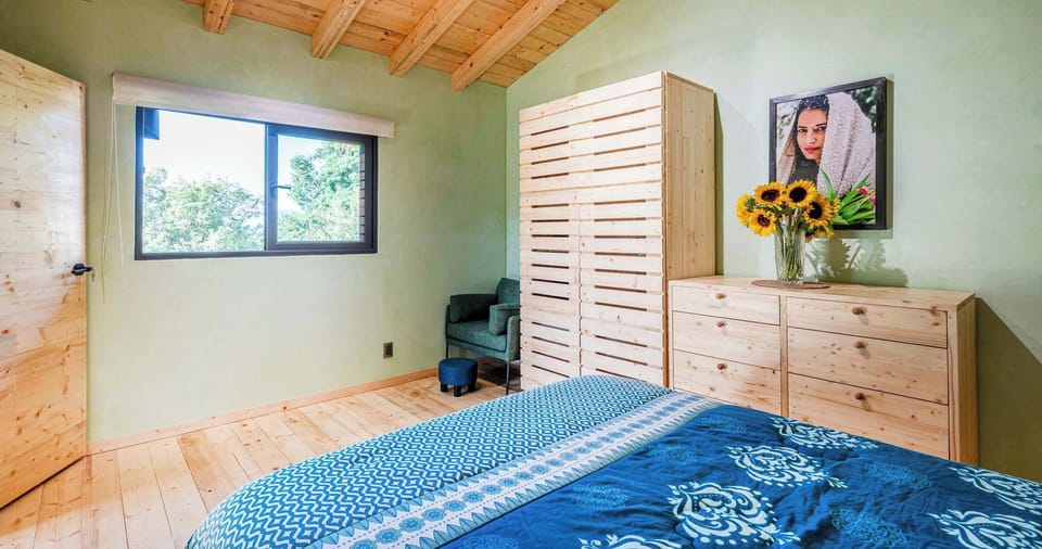 Habitación con cama queen y armario 