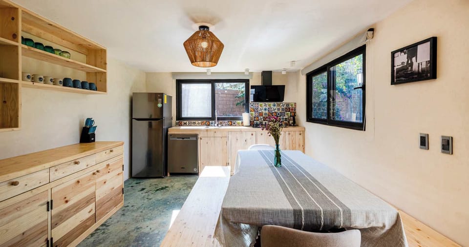 Vista del comedor y cocina completa 