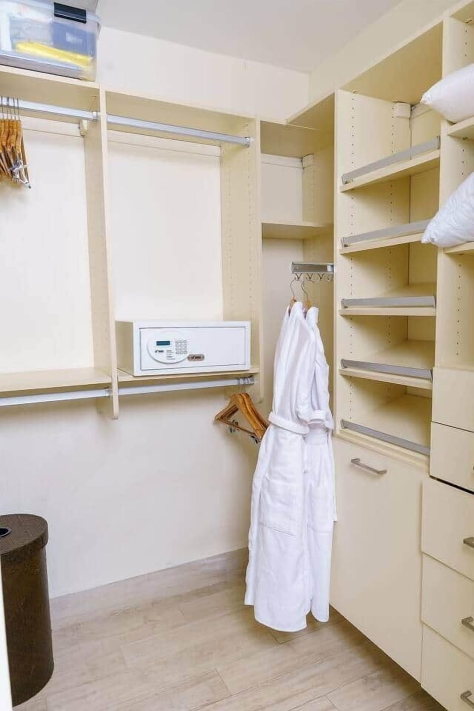 Walk-in Closet 