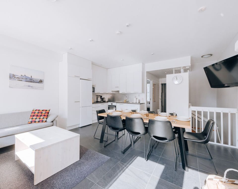 This two-story semi-detached house is bright and spacious. Upstairs you will find a living room with an open kitchen and access to the apartment`s balcony.