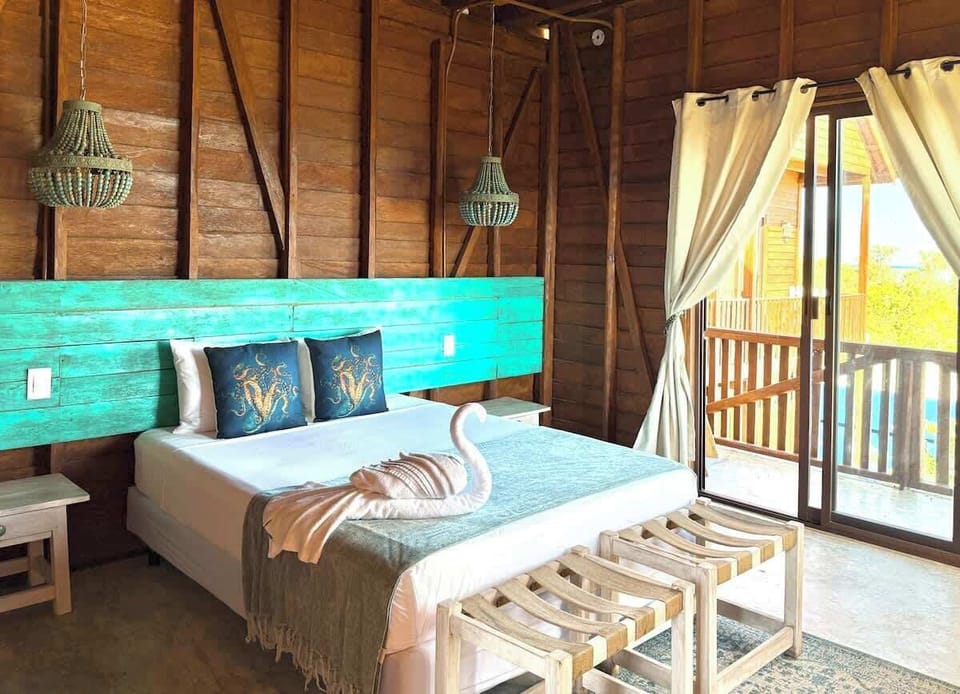 Guest room with Queen bed