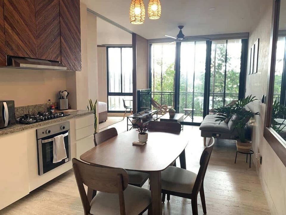 Dining area for 4 next to the fully equipped kitchen