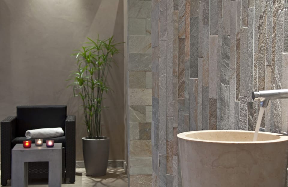 Sauna, hot tub, Turkish bath, body treatments, aromatherapy, facials